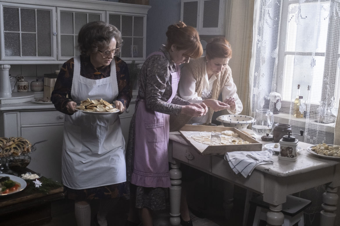 Stulecie Winnych 4 sezon odc. 42 (odc. 3). Andzia (Barbara Wypych), Ania (Urszula Grabowska), Mania (Magdalena Walach)
