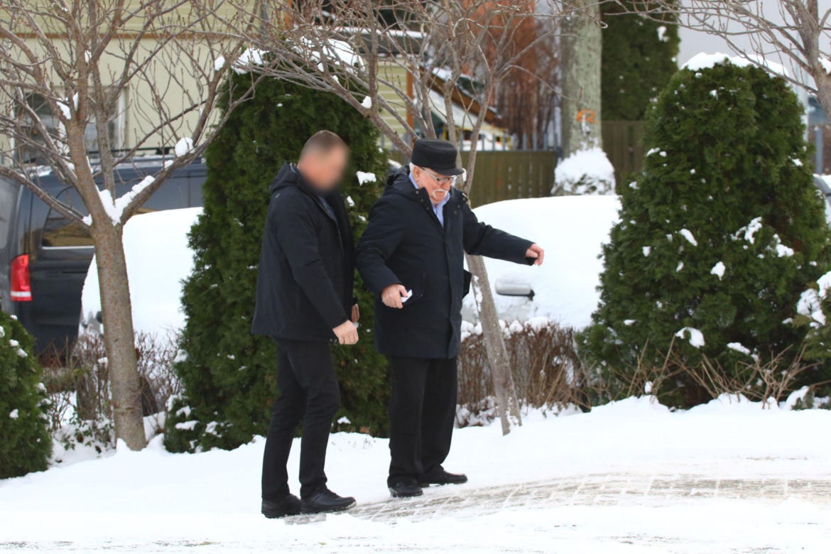 Lech Wałęsa ślizga się na chodniku w drodze do kościoła