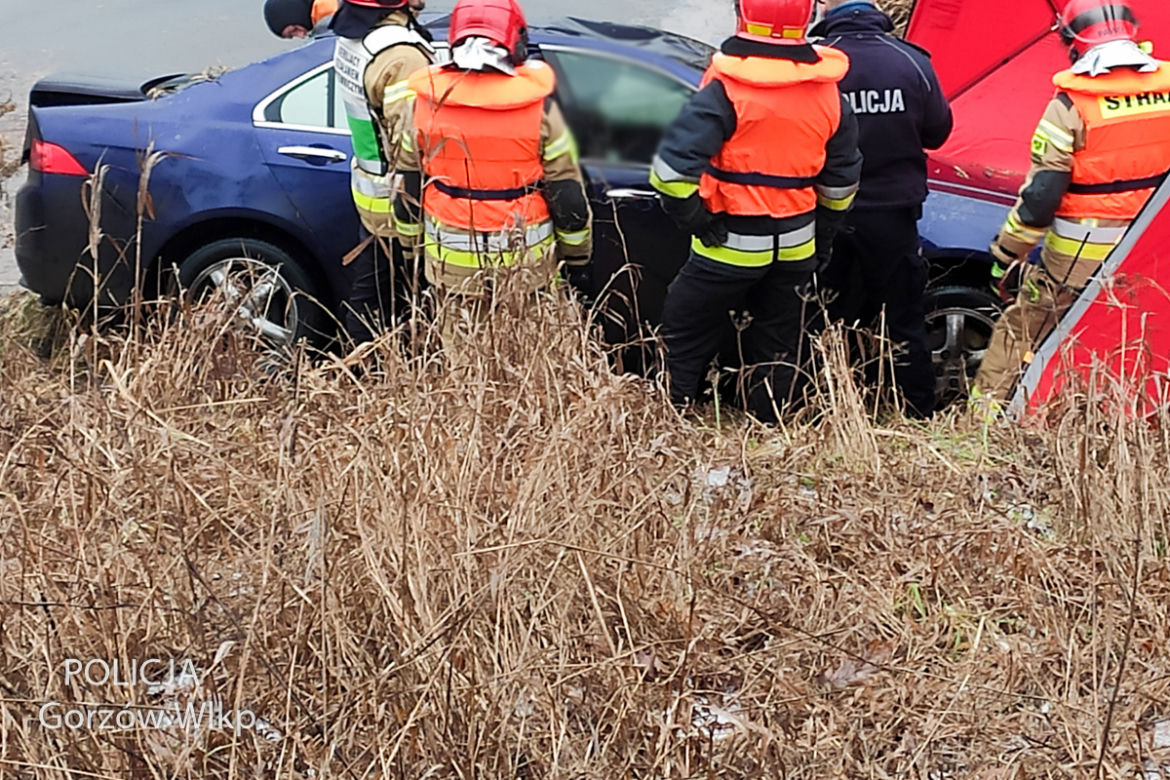 Gorzów: Samochód leżał w rzece do góry kołami