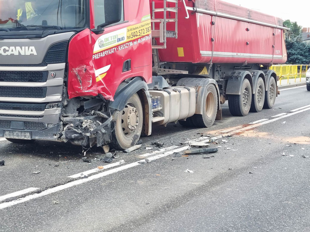 Wypadek W Lubieni. Ciężarówka zderzyła się z osobówką