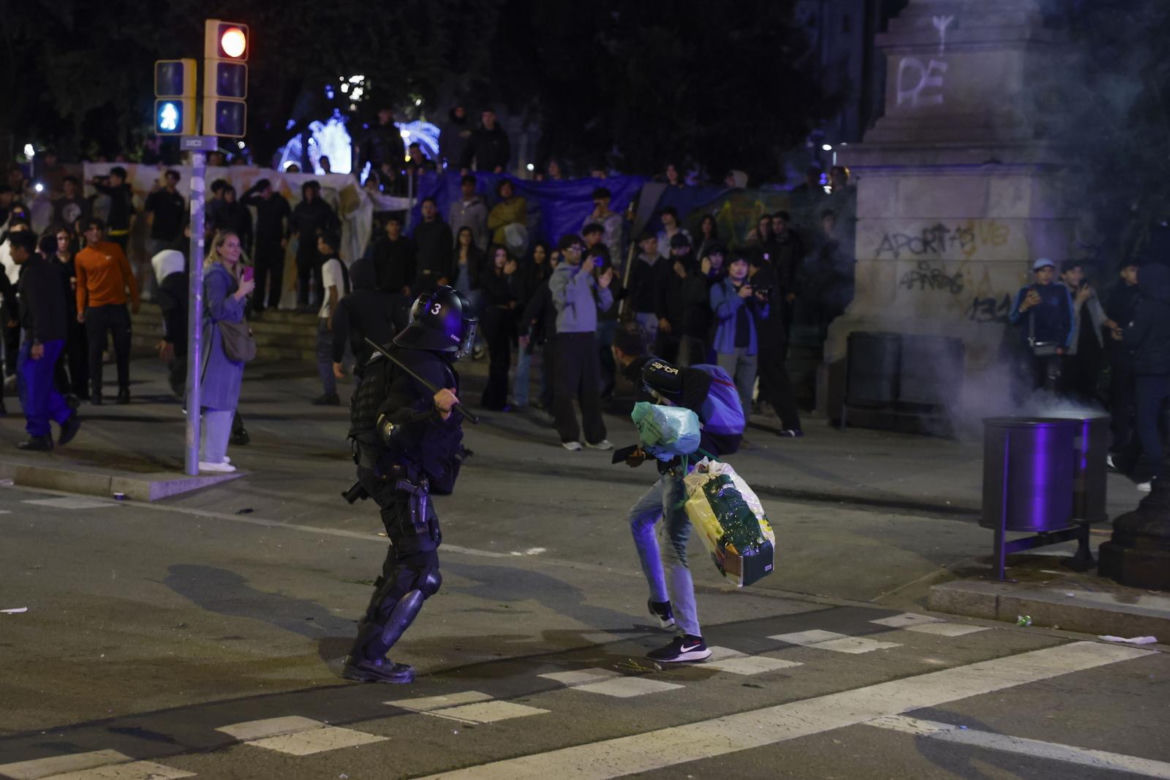 Zamieszki w centrum Barcelony. Demonstranci plądrowali sklepy i starli się z policją
