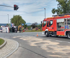 Wypadek w Nowy Sączu. Matka z dzieckiem jechała karetką do szpitala. Ambulans zderzył się z osobówką