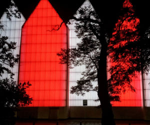 Rocznica Sierpnia '80 w Szczecinie. Filharmonia z wyjątkową iluminacją 