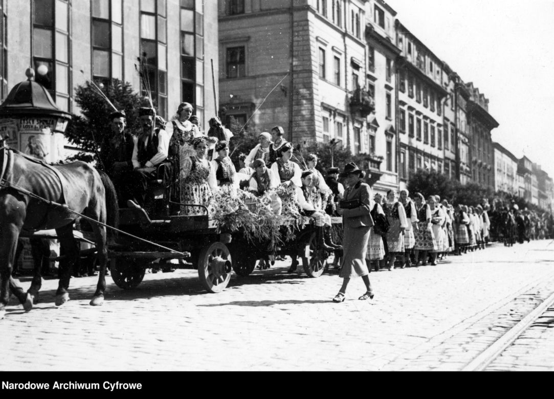 Uśmiechnięci Polacy, stroje ludowe, tańce i huczne pożegnanie lata. Tak obchodzono dożynki kilkadziesiąt lat temu