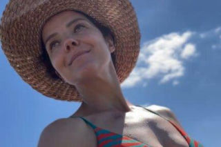 Tak Joanna Jabłczyńska odpoczywa na wakacjach. Bikini, kapelusz i zero makijażu