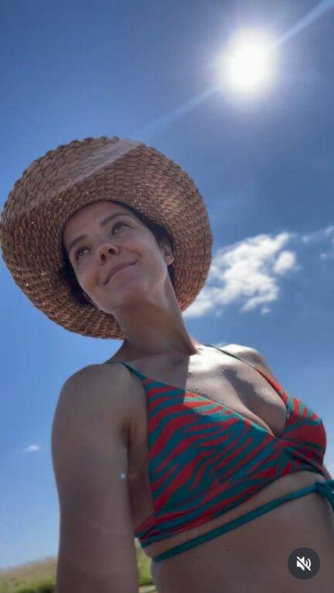 Tak Joanna Jabłczyńska odpoczywa na wakacjach. Bikini, kapelusz i zero makijażu