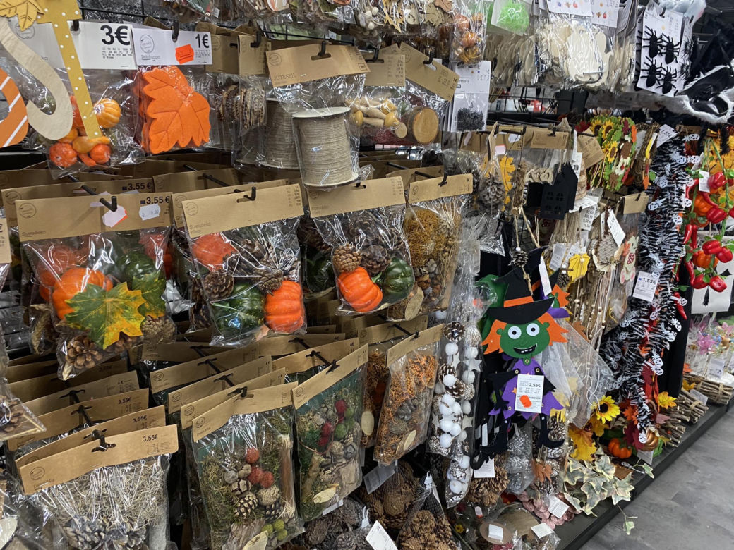 Ozdoby jesienne i na Halloween w sklepach już w lipcu 2024 r.
