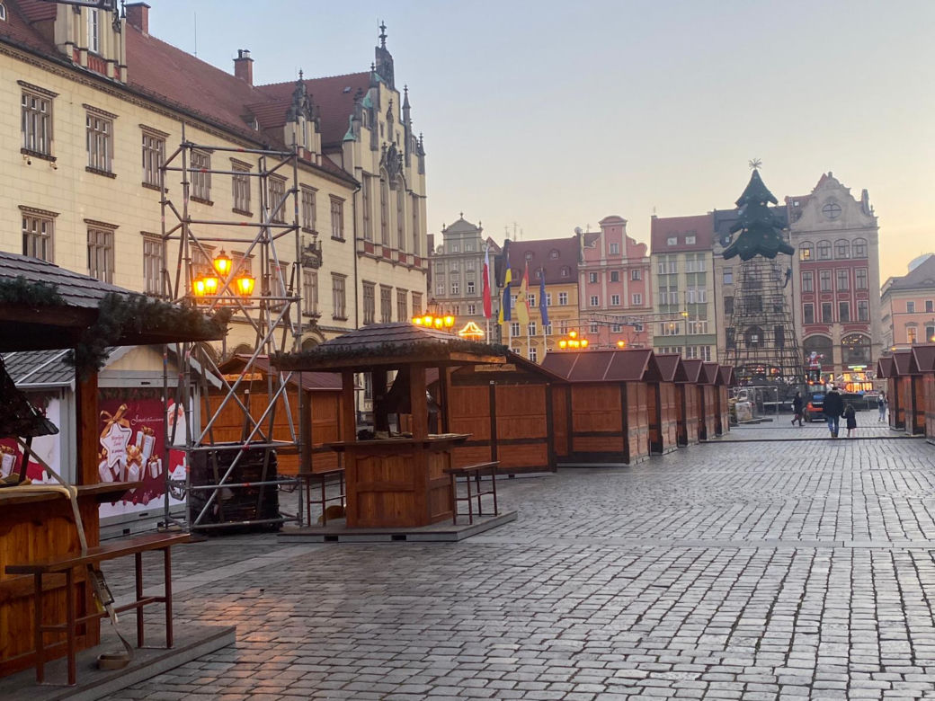 Choinka we Wrocławiu prawie gotowa. Zdania mieszkańców znowu podzielone [ZDJĘCIA]