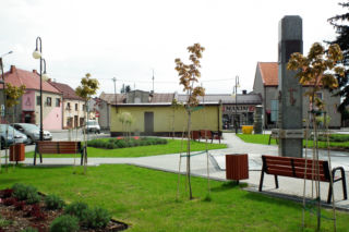 To jedno z najstarszych miast w województwie łódzkim. Zachwyca nietuzinkowym rynkiem