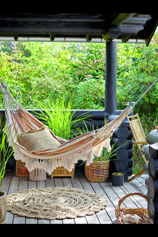 Taras i balkon w stylu boho – ważny hamak