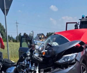 Tragiczne zderzenie motocyklisty z osobówką. 68-latek zginął na miejscu