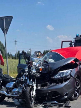 Tragiczny finał jazdy zderzenia motocykla z autem. 68-latek nie żyje