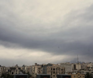 Czarny deszcz spadł w Iranie! Słońce zniknęło