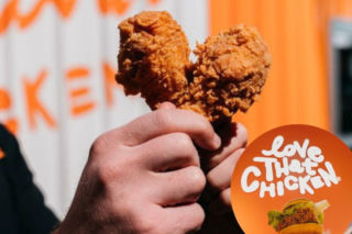 Walentynki w stylu Popeyes: Swatka połączyła dwoje nieznajomych singli przy chrupiącej kanapce.