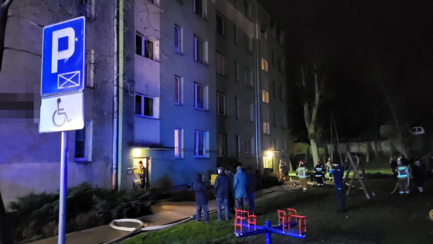Pożar bloku w Kętrzynie. 39-latek wyskoczył z czwartego piętra