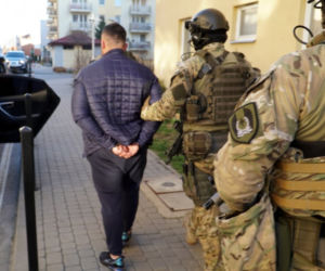Antyterroryści w domu złodziei samochodów. Zobacz, jak wyglądała akcja