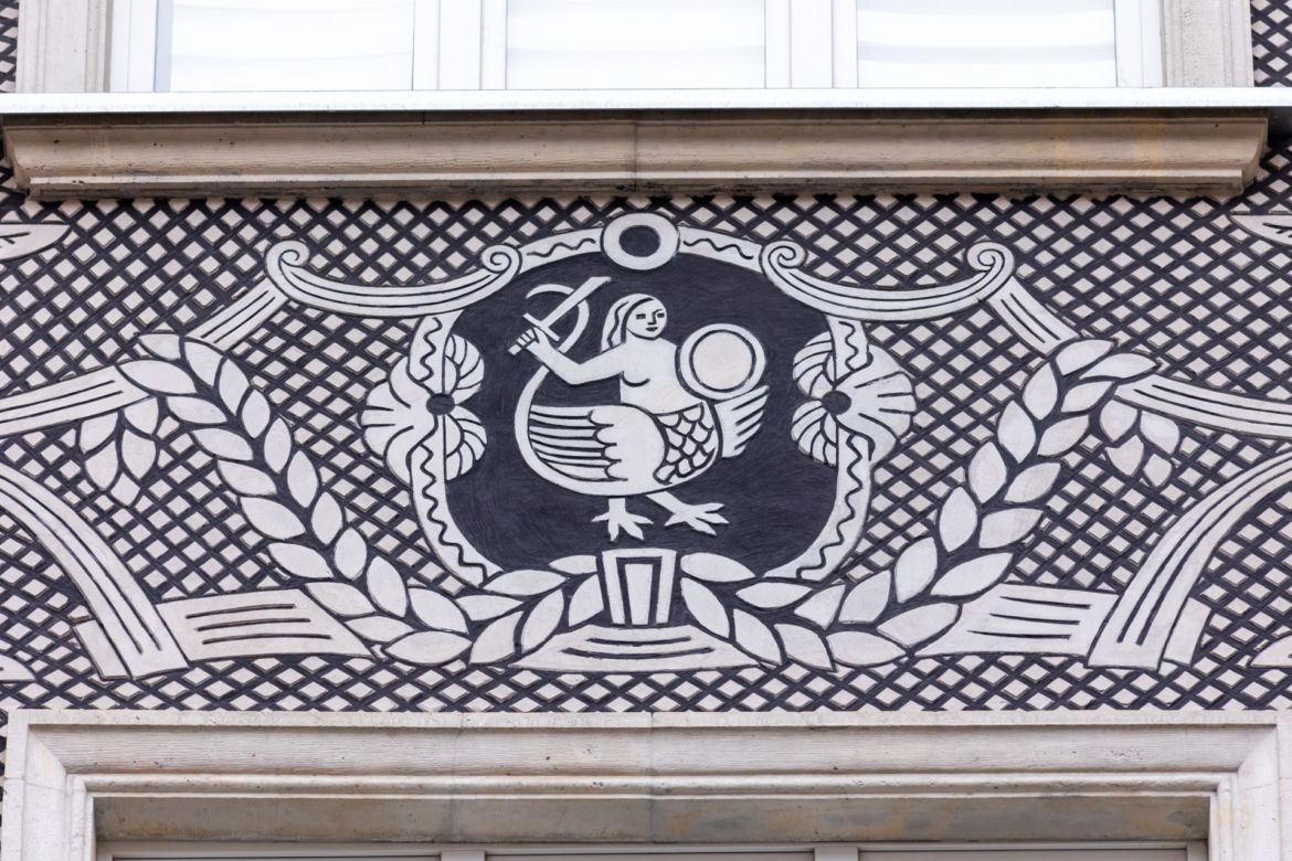 Nowe życie sgraffito. Zobacz odrestaurowane cztery warszawskie sgraffiti 