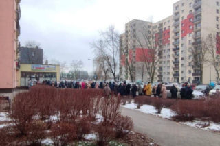 Obiad dla Seniora w Dąbrowie Górniczej. Setki osób w kolejce na mrozie