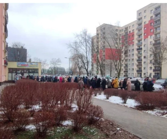 Stali na mrozie od 7 rano! Nikt się nie spodziewał