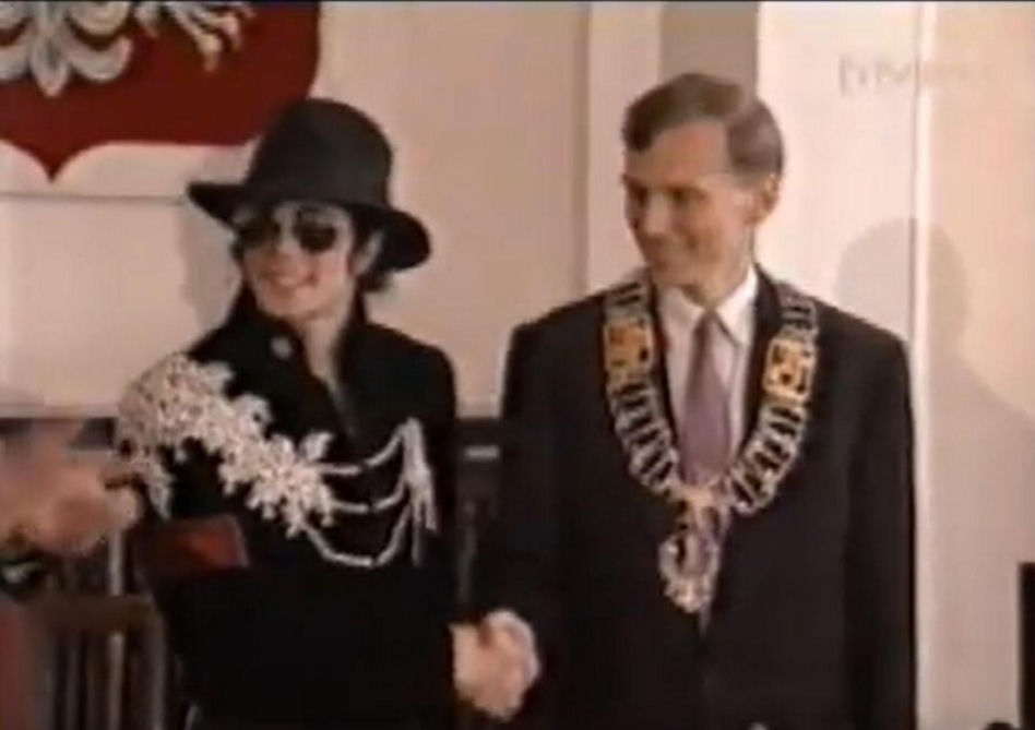 Michael Jackson zmarł 16 lat temu. Gdy odwiedził Polskę, wszyscy wstrzymali oddech. Te zdjęcia zachwycają