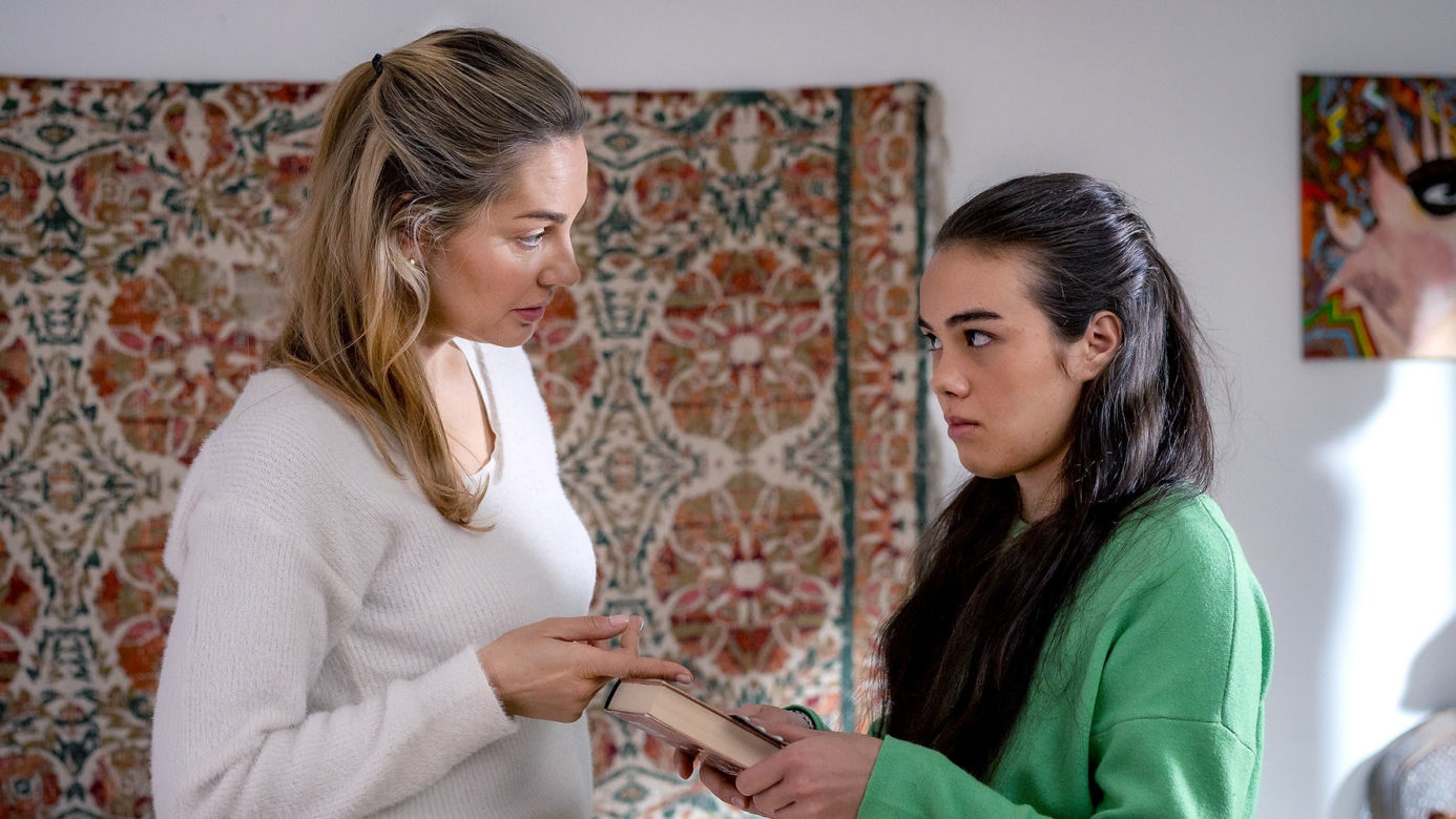 	Przyjaciółki 21 sezon odc. 253. Inga (Małgorzata Socha), Nisa (Abigail Ernstzen)