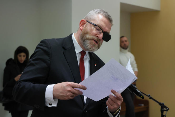 Europoseł Grzegorz Braun (C) na sali Sądu Rejonowego dla Warszawy-Pragi Południe