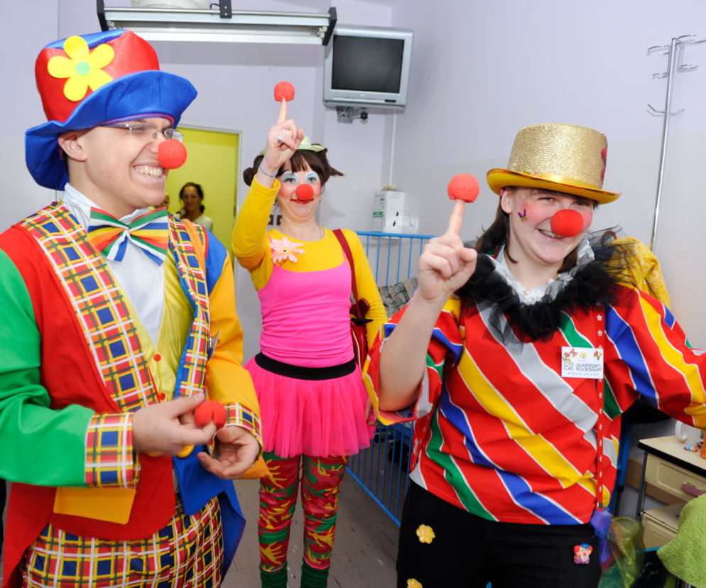Doktorzy clowni podczas wizyty w szpitalu