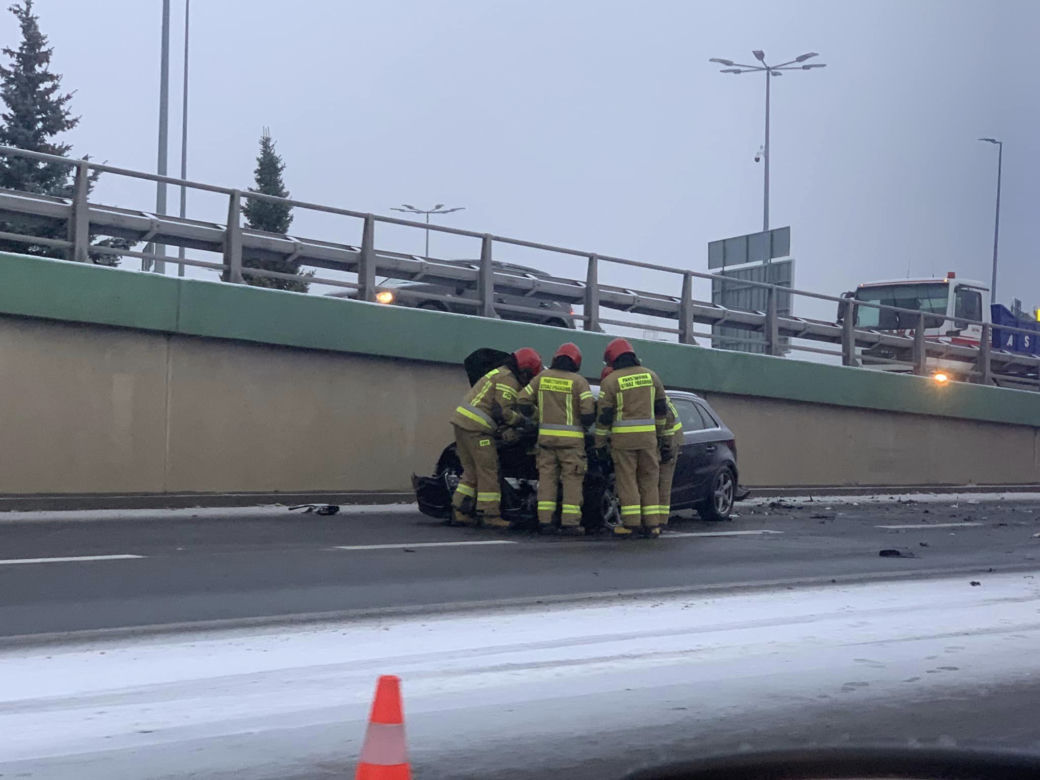 Wypadek pod tunelem przy Auchan na ul. Produkcyjnej