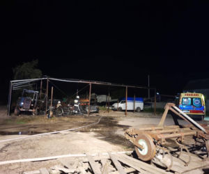 Groźny pożar w Wierzbicy. Ogień pojawił się pod blaszaną wiatą. Ranna jest jedna osoba