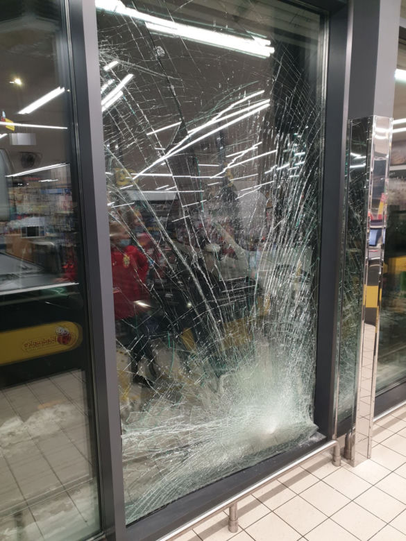 Chciał zrobić zakupy bez wysiadania z auta! Z impetem wjechał w szybę marketu