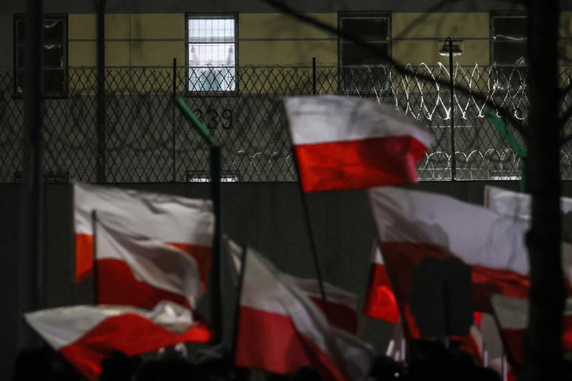 Manifestacje przed zakładami karnymi, w których przebywali Mariusz Kamiński i Maciej Wąsik