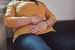 Ciągłe wzdęcia to nie tylko dieta. Kiedy ból brzucha sugeruje problemy z trzustką