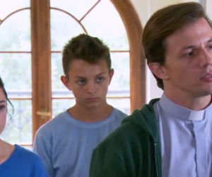 Barwy szczęścia, odcinek 1990. Ksiądz Tadeusz (Jakub Mróz), Luiza (Julia Zielińska), Mirek (Oliwier Kozłowski)
