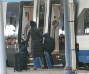 Kaczyńska targała walizki na dworcu. Pomógł konduktor