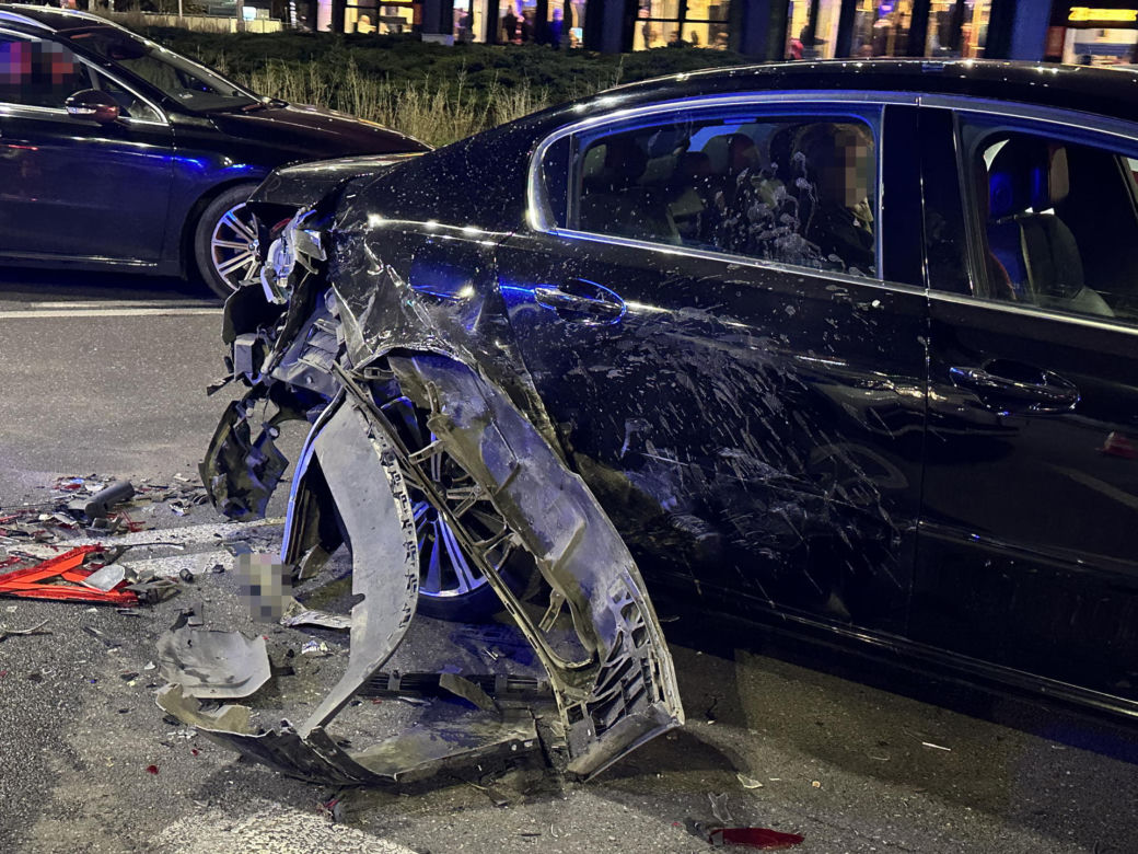 Zderzenie trzech aut osobowych w Warszawie. Kierowca audi uciekł z miejsca zdarzenia