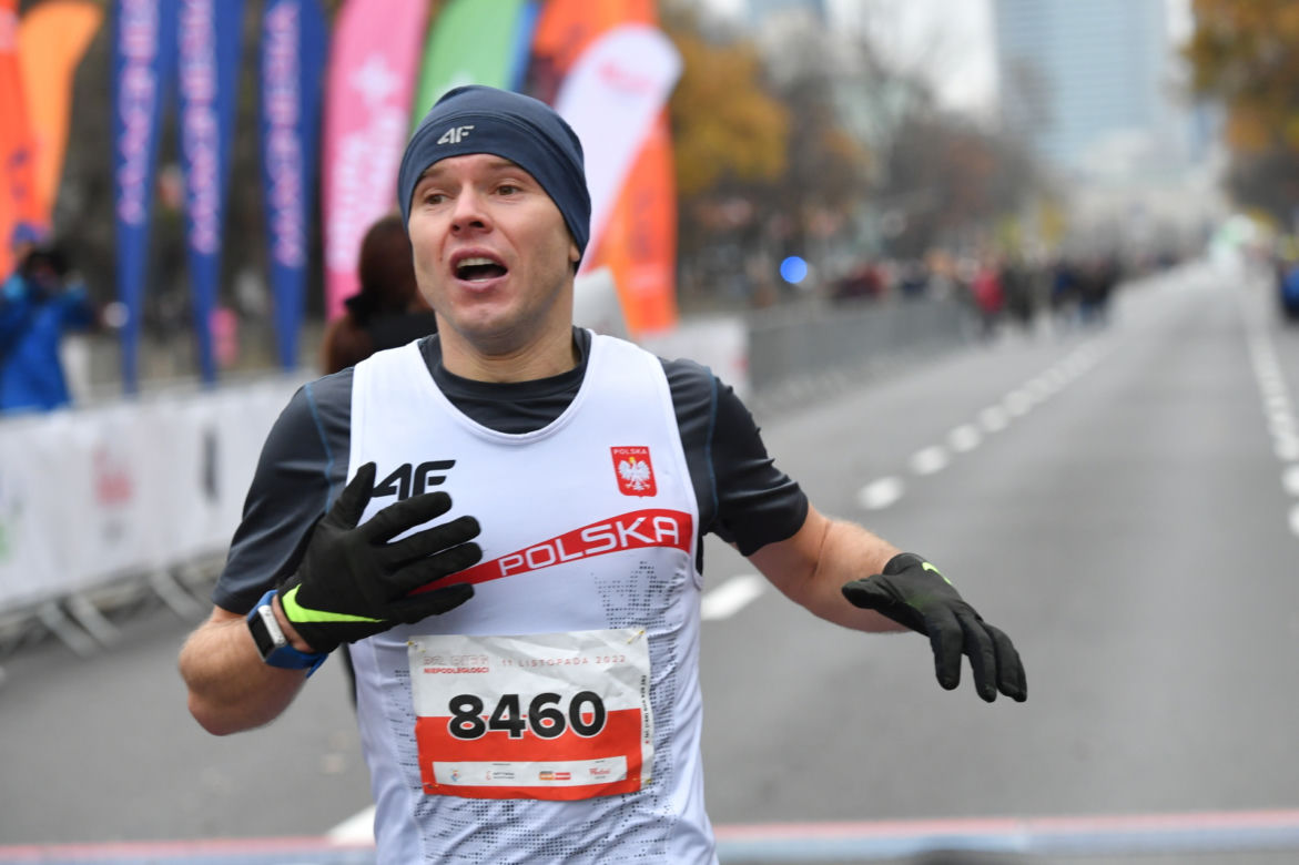 Uczestnicy Biegu Niepodległości 2022 w Warszawie