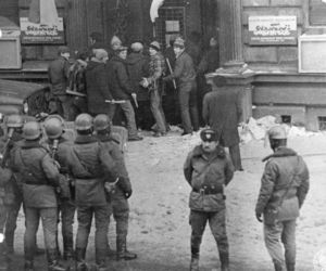 39. ROCZNICA stanu wojennego. Wojsko na ulicach! Zobacz ZDJĘCIA sprzed lat