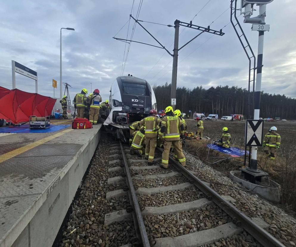 Pociąg staranował busa w Chrząstawie Małej