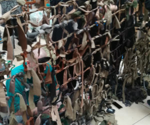 Studenci łódzkiej ASP szyją siatki maskujące dla ukraińskich żołnierzy