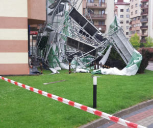 Rusztowanie z hukiem runęło w Ursusie