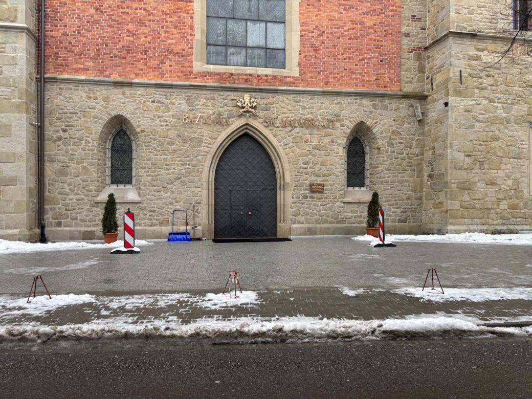 Kostka brukowa przed bazylika św. Małgorzaty 