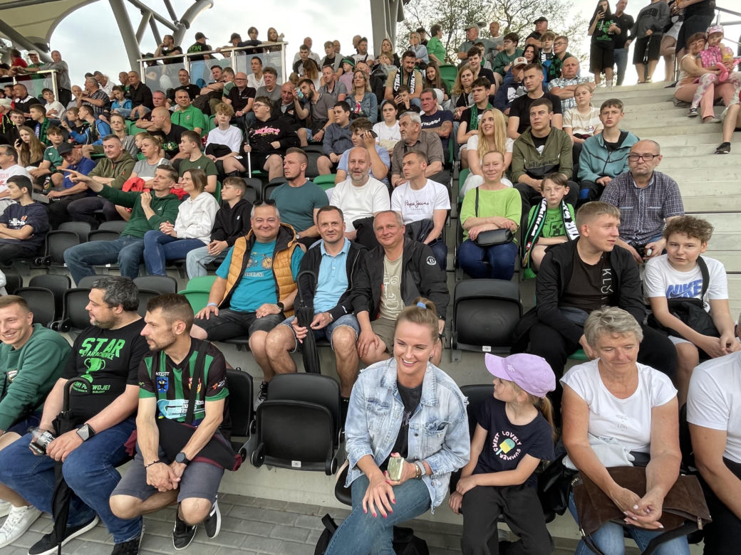 Kibice na otwarciu stadionu w Starachowicach