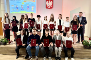 Młode talenty ze Starachowic nagrodzone. Prezydent Marek Materek wręczył stypendia za wybitne wyniki