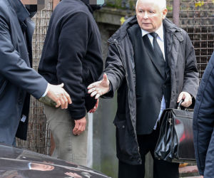 Kaczyński chodzi bez maseczki