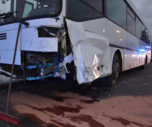 Wola Rzędzińska: Zderzenie osobówki z autobusem. Jedna osoba w szpitalu!