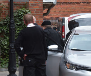 Przesłuchanie Rydzyka w Toruniu. Policja używa siły wobec dziennikarza
