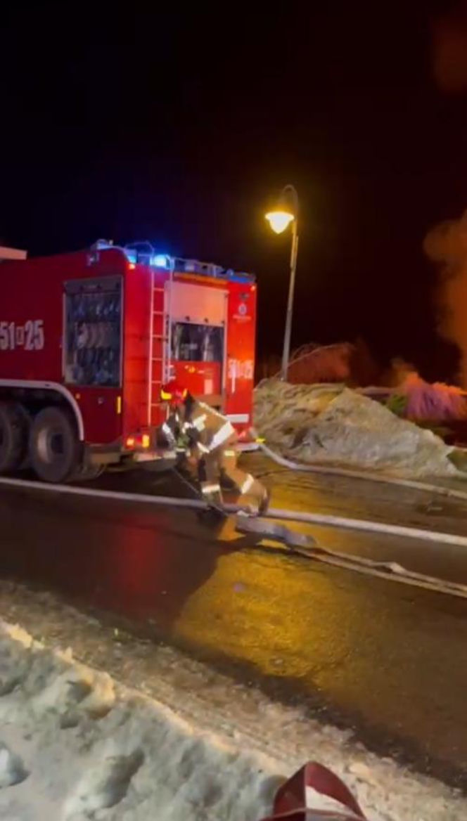 Dramat na weselu. 100 osób uciekało z płonącej karczmy. Ogień objął cały budynek