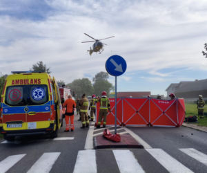 Motocyklista wpadł pod ciężarówkę. Po 38-latka przyleciał śmigłowiec ratunkowy