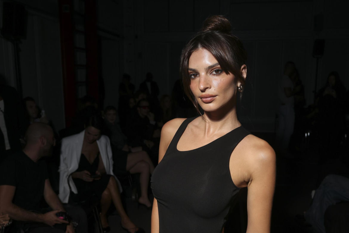 Emily Ratajkowski zrobiła to na środku ulicy. Piękna Polka w gorących scenach. W ogóle się nie krępuje