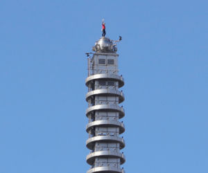 Wszedł na 500-metrowy wieżowiec! Bez żadnych zabezpieczeń